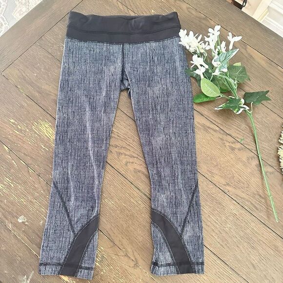 Lululemon Black Blue‎ Heathered Print Capri Leggings Activewear size 4 - Picture 1 of 6